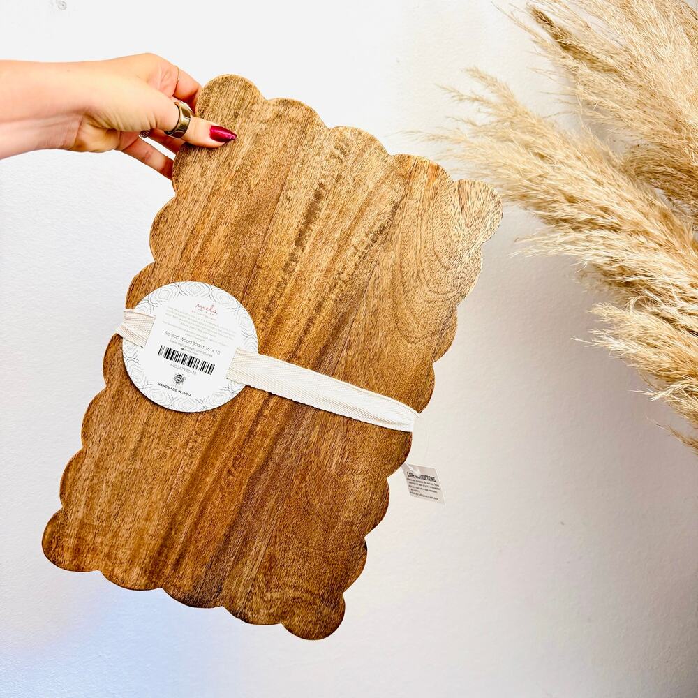 NEW MIELA ARTISANS Brown Beige Scallop Wood Board Cutting Charcuterie Display